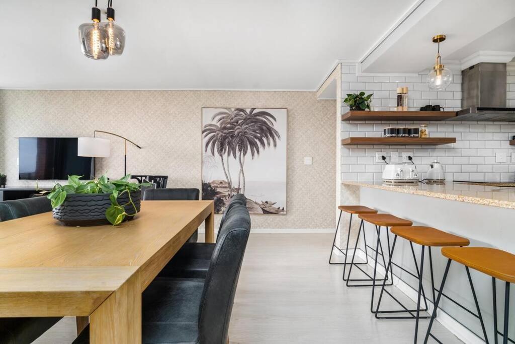 Styled Top Floor Apartment, With Back-Up Power Cape Town Bagian luar foto