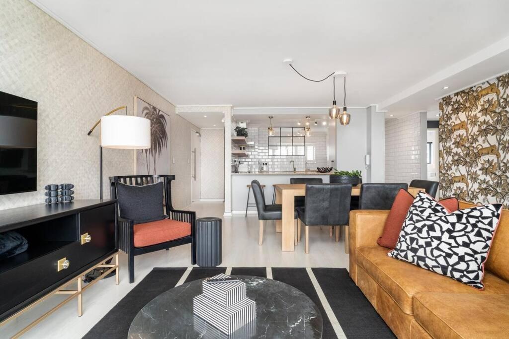 Styled Top Floor Apartment, With Back-Up Power Cape Town Bagian luar foto