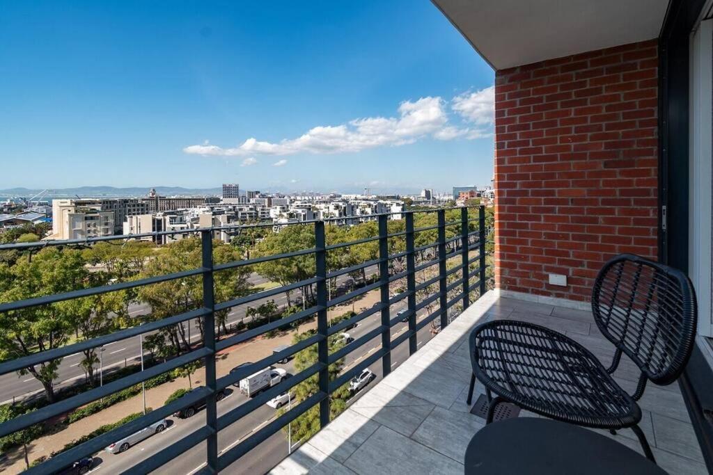 Styled Top Floor Apartment, With Back-Up Power Cape Town Bagian luar foto