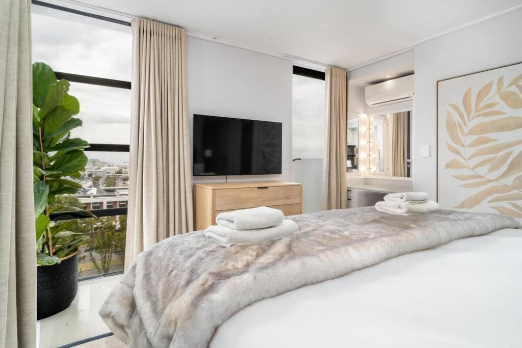 Styled Top Floor Apartment, With Back-Up Power Cape Town Bagian luar foto